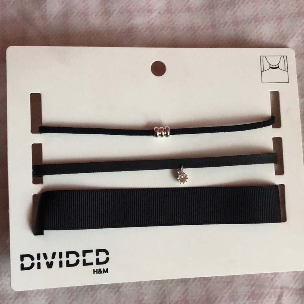 Divided choker set necklaces